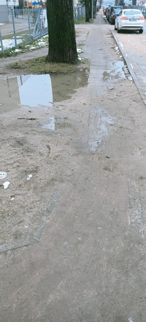 Początek chodnika przy skrzyżowaniu z ul Kazimierzowską 